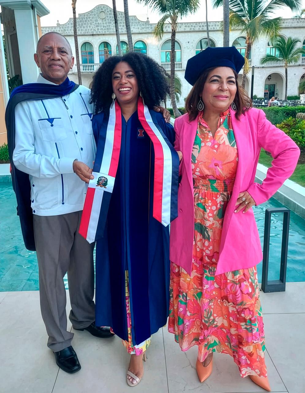 Los orgullosos padres de Virnaliz, Virgilio Jiménez y Mercedes Cruz, posan con su hija durante un momento de las celebraciones por su graduación.