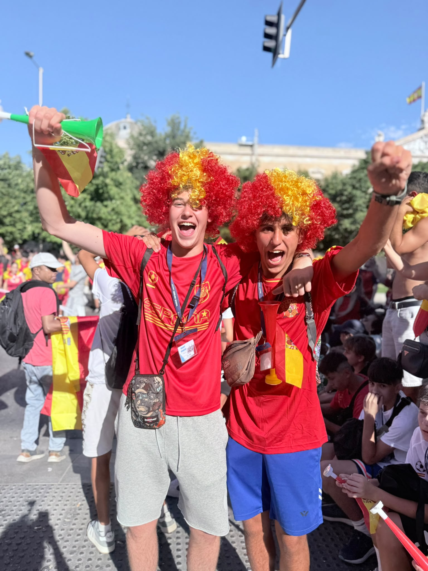 Fanáticos eufóricos en la Plaza Colón en Madrid, esperando la final del mundial