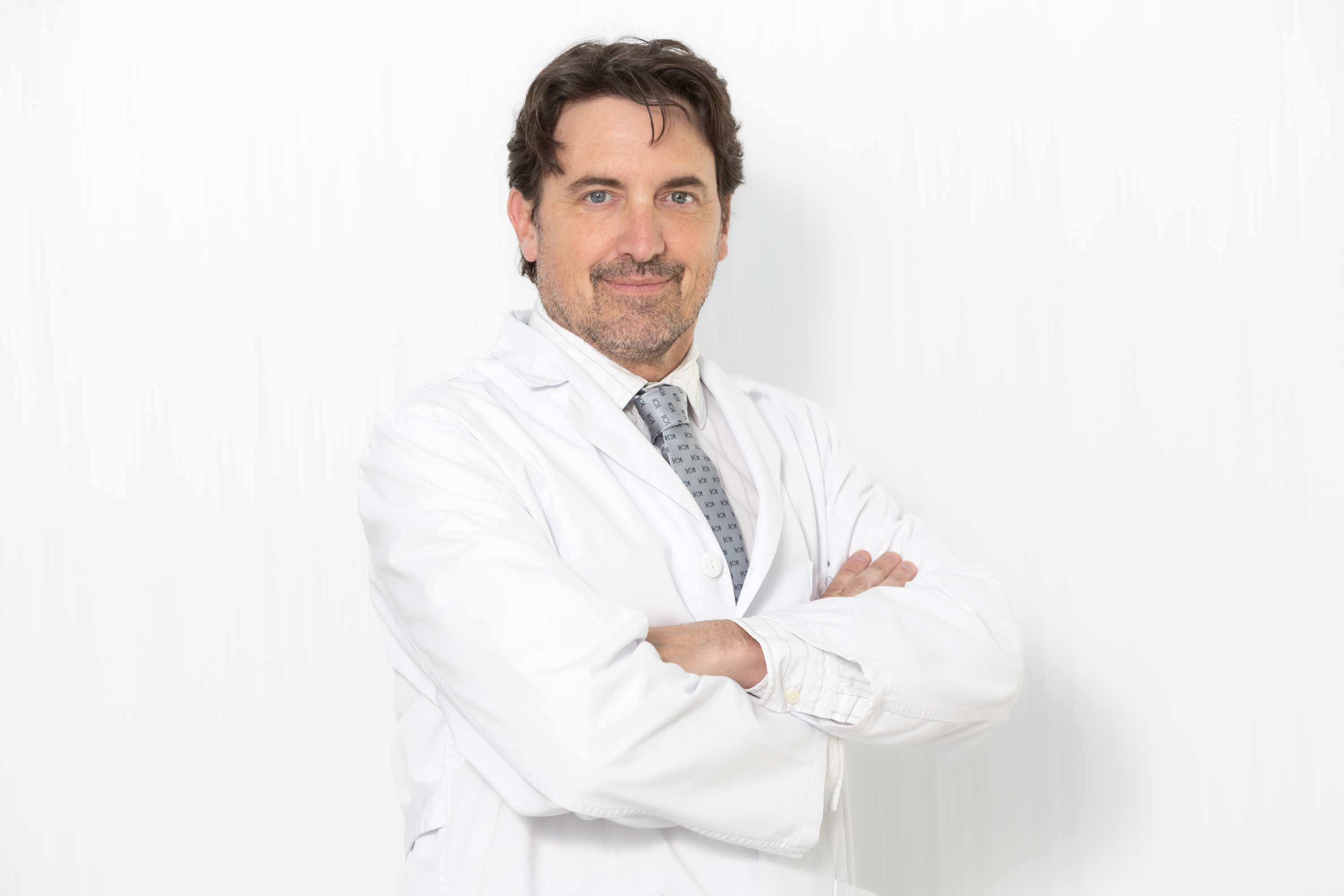 El Dr. Gonzalo Bernabéu, director médico de HM Eye Center, recuerda que mirar directamente al Sol durante el eclipse sin protección homologada puede provocar lesiones irreversibles en la retina, incluso tras una exposición de pocos segundos. Foto cedida.