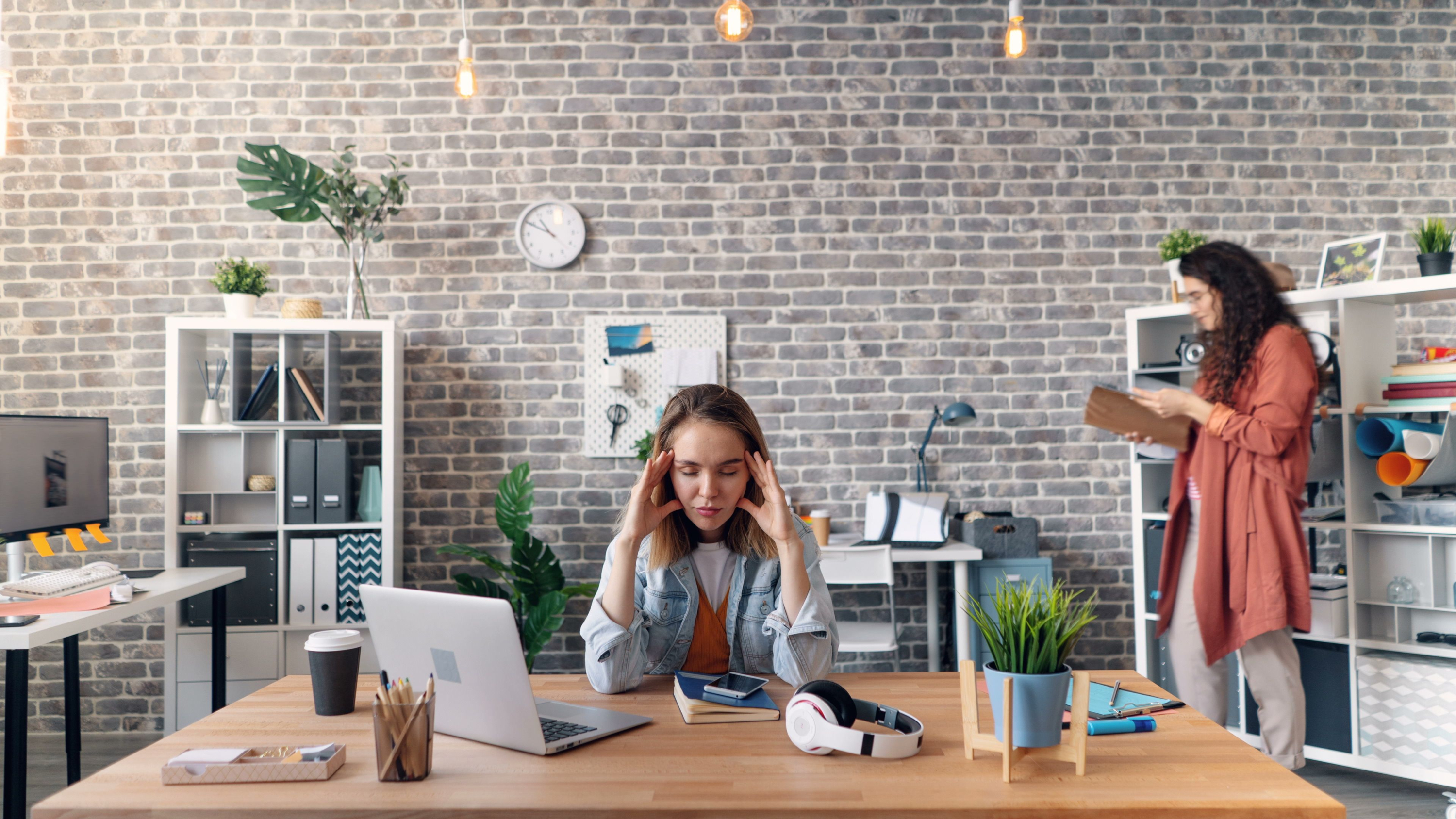 Dos de cada tres profesionales admiten tener serias dificultades para encontrar el tiempo y la energía necesarios para realizar sus tareas habituales debido a la sobrecarga digital en el trabajo. Foto: Vitaly Gariev (Pexels)