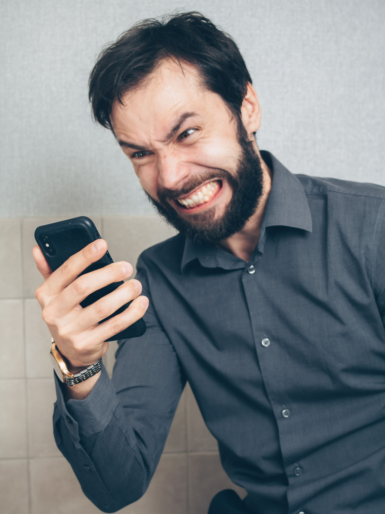 La marea incesante de notificaciones, chats y correos electrónicos que no descansan a ninguna hora incrementa los niveles de estrés y frustración tecnológica entre los empleados. Foto: Mihail Nilov (Pexels)