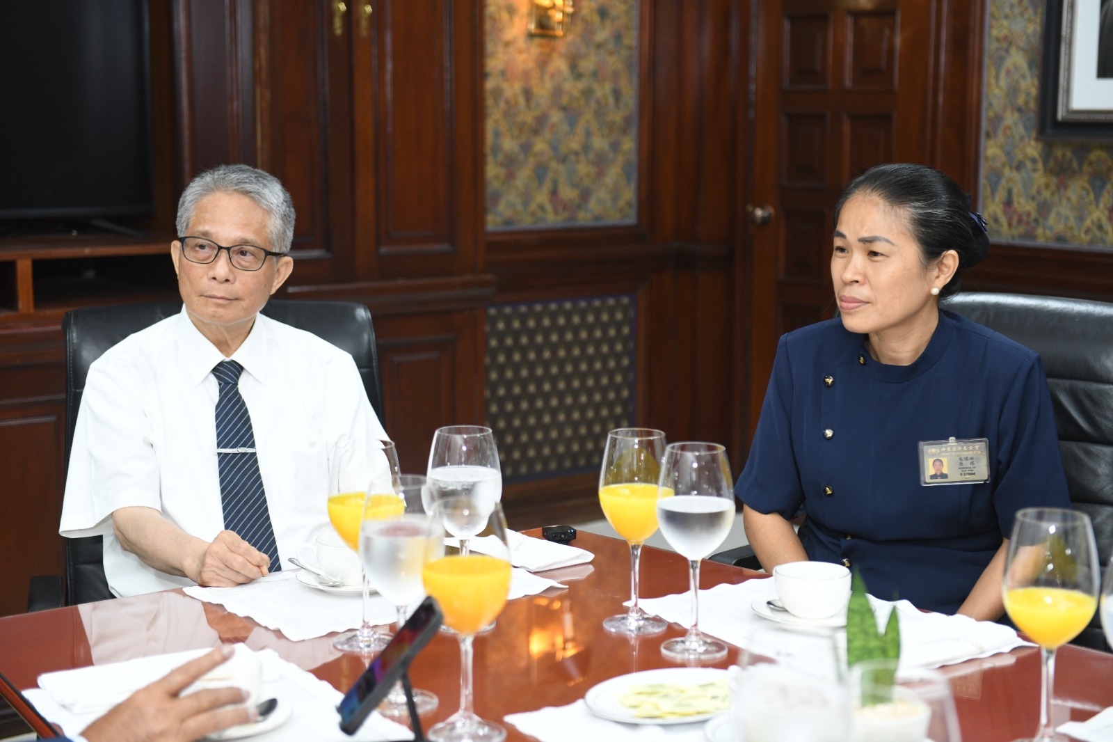 Simón Shyong, vicepresidente ejecutivo, y Debbie Chen, coordinadora.