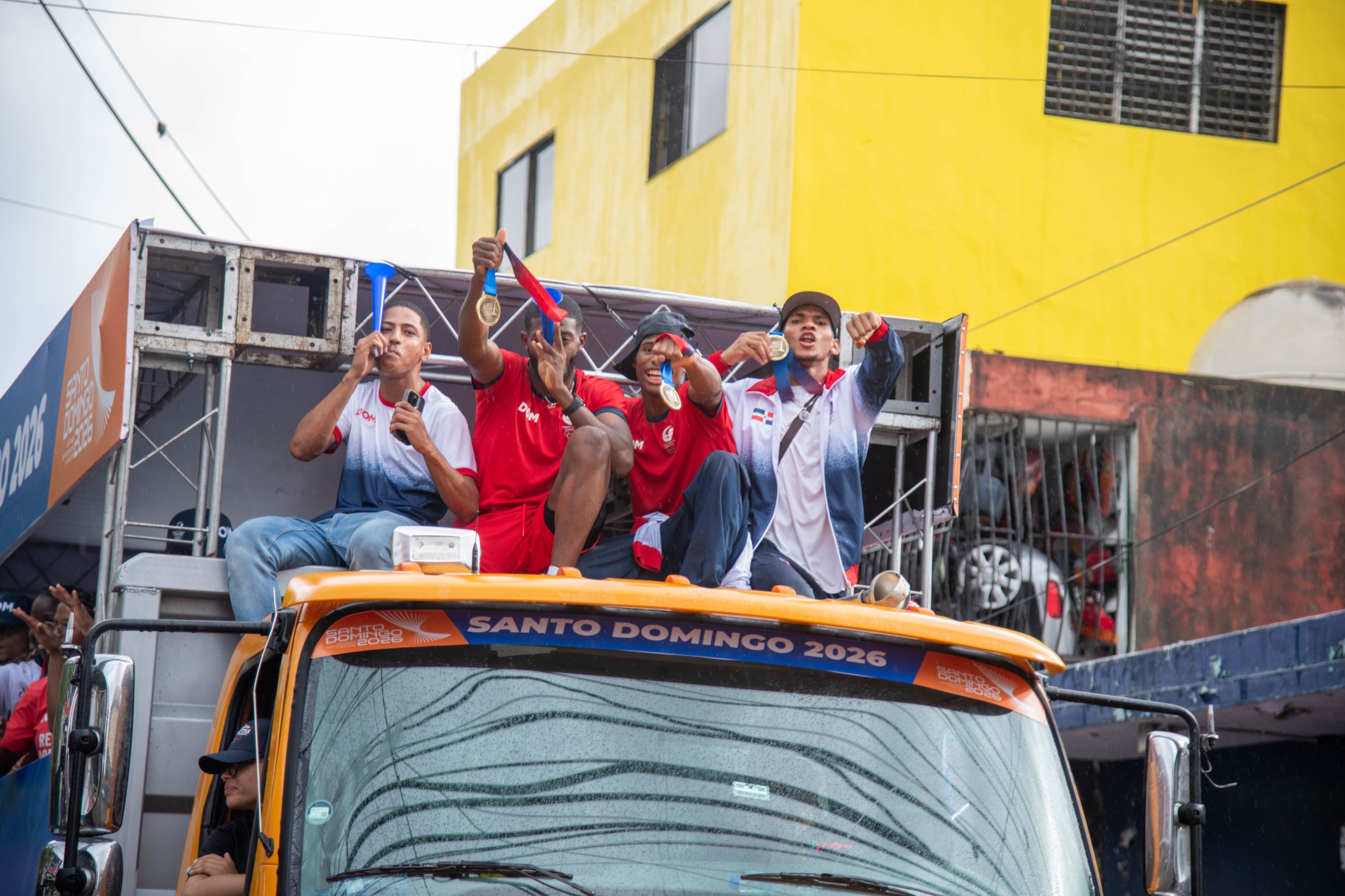 Atletas durante la caravana.