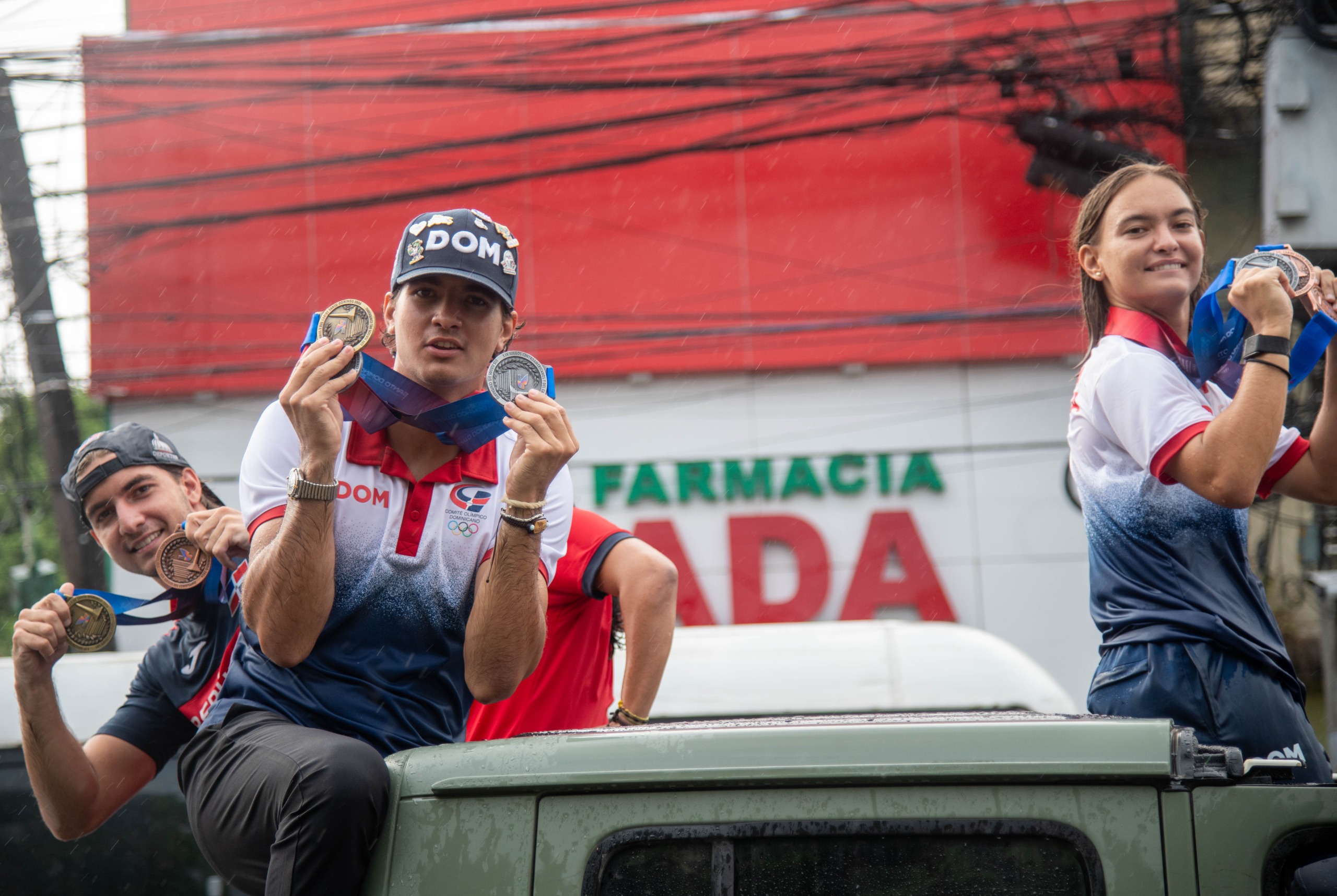 Los hermanos Pigozzi muestran las medallas que ganaron en los Juegos Centroamericanos y del Caribe 2026.