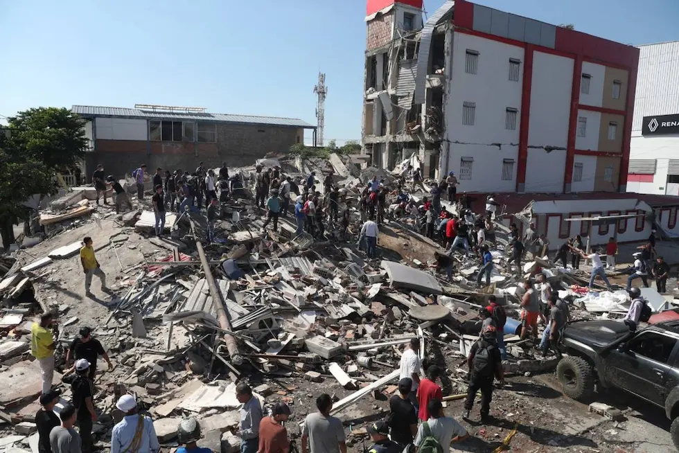 Residentes y rescatistas buscan entre los escombros de un edificio derrumbado en Cali tras el terremoto que sacudió a gran parte de Colombia.