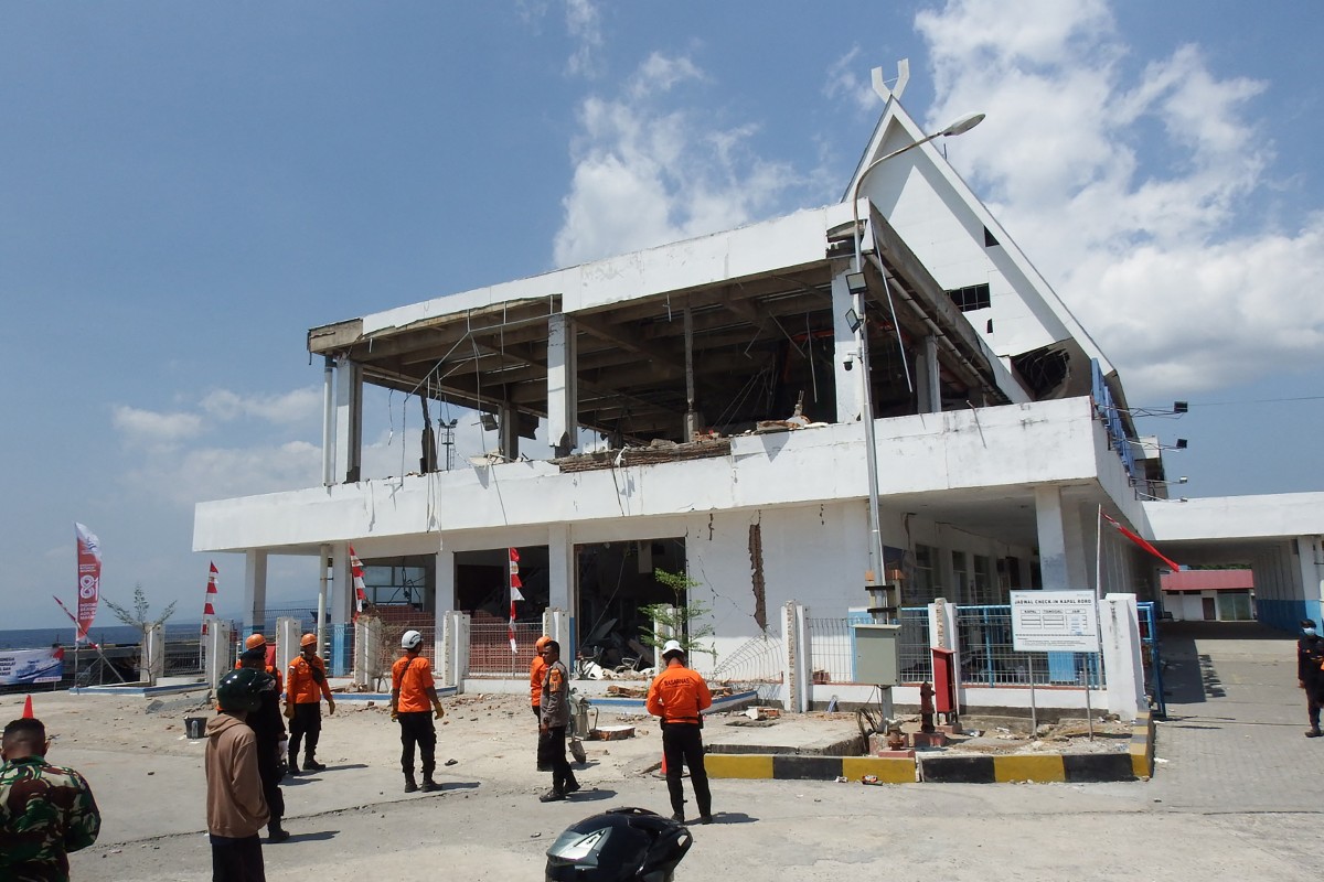Un equipo de rescate busca víctimas entre las ruinas del puerto Laurensius Say en Maumere, Sikka (Nusa Tenggara Oriental), el 15 de agosto de 2026.