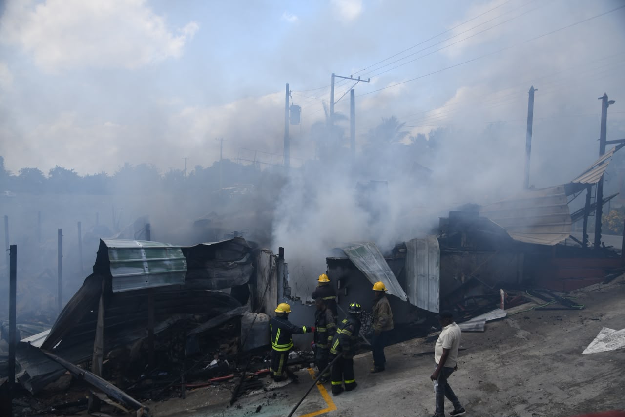 Incendio en la plaza Oasis de La Victoria solo dejó escombros a su paso