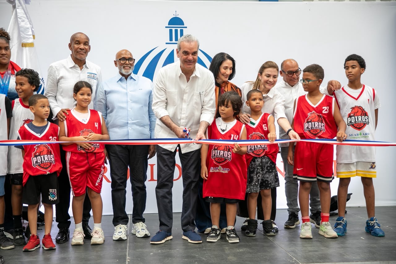 Presidente Luis Abinaderen el club Villa Francisca