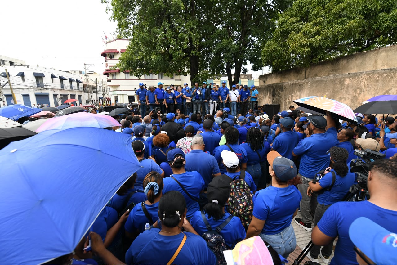 Maestros en la protesta de la ADP con sus uniformes sindicales.