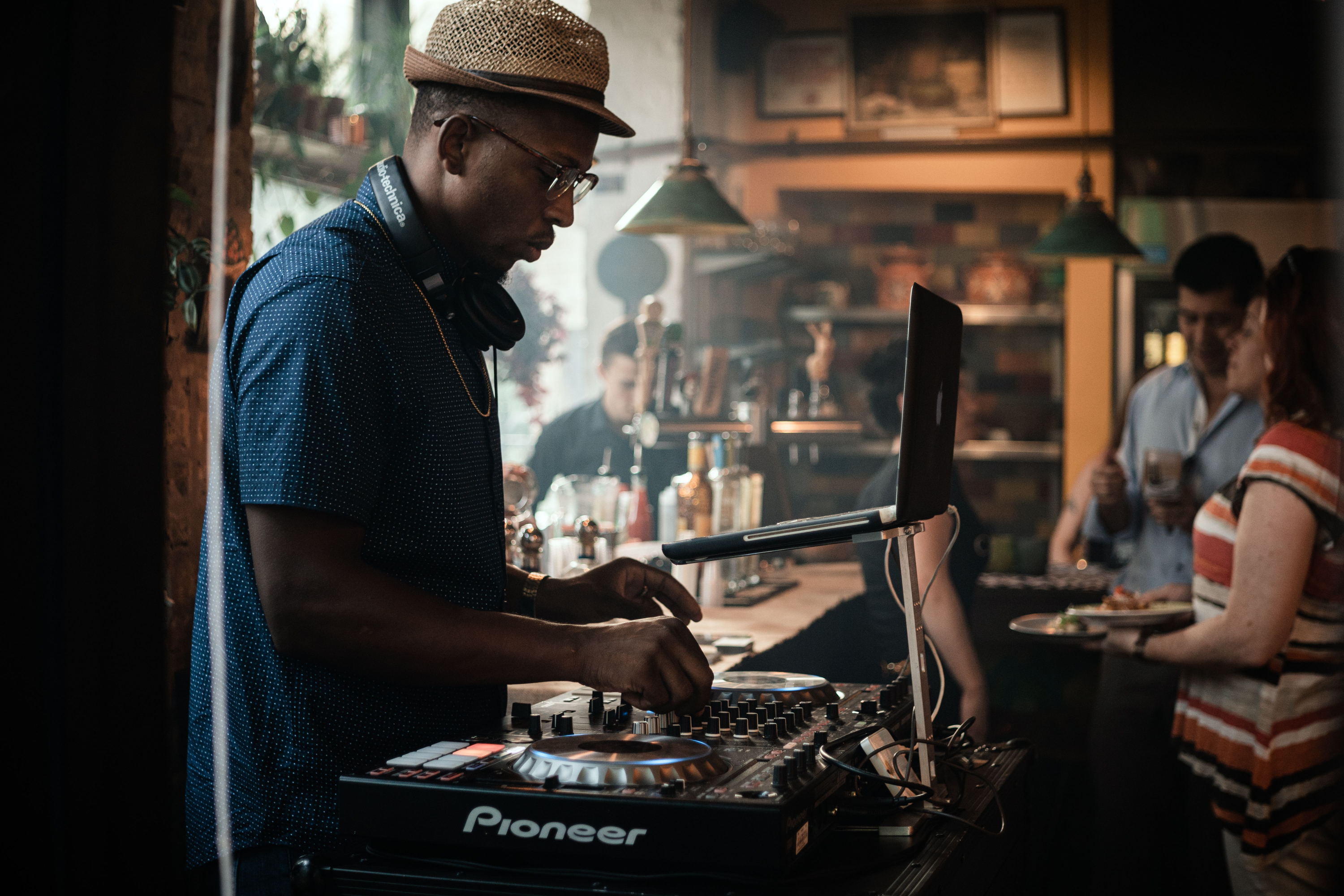 Las sesiones de DJ en cafeterías y locales diurnos ofrecen una alternativa para bailar y sentir la música sin tener que esperar a la madrugada.