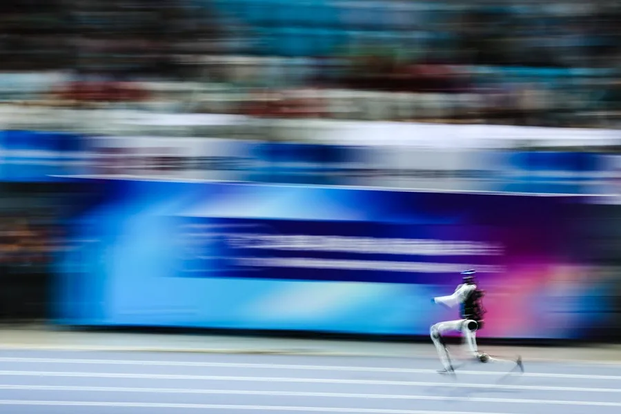 Robot rompe récord mundial en atletismo de 100 metros en China