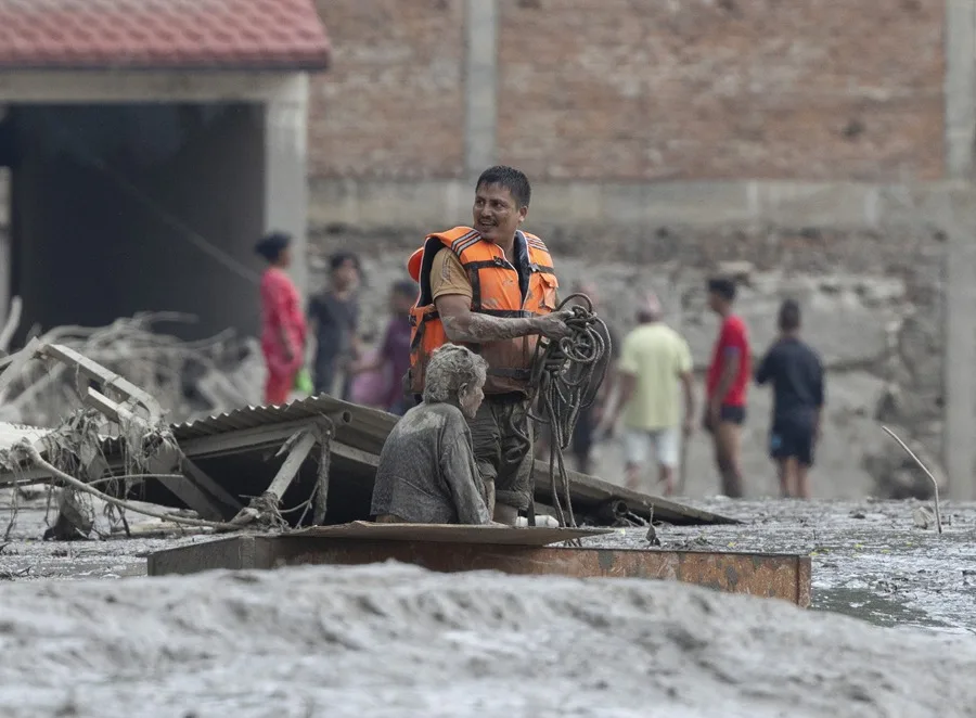 Inundación dejan alrededor de 160 muertos en Nepal y China y más de 700 desaparecidos