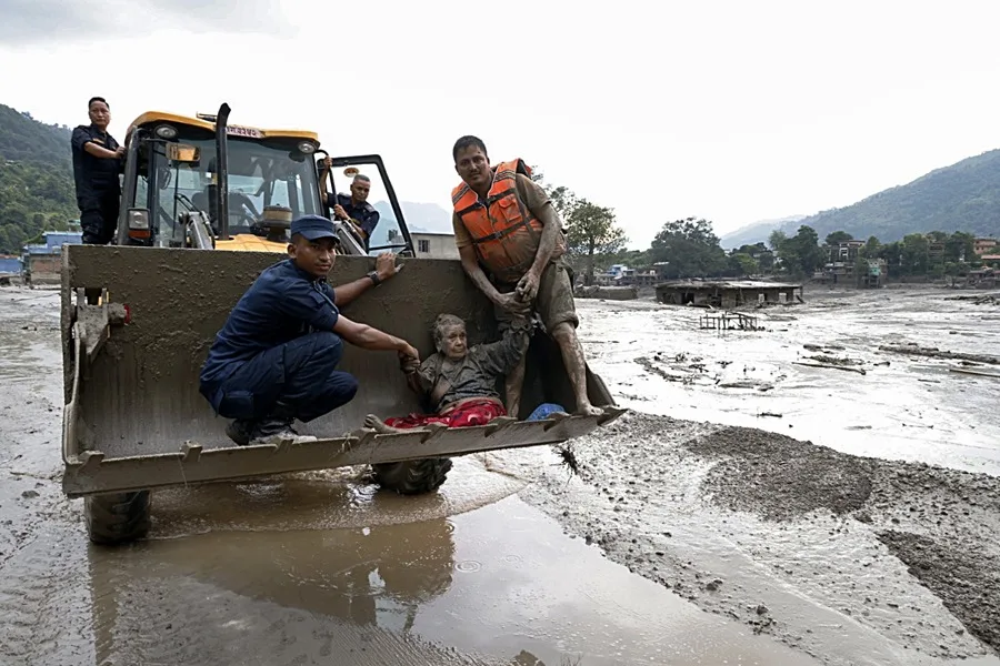 Inundación dejan alrededor de 160 muertos en Nepal y China y más de 700 desaparecidos