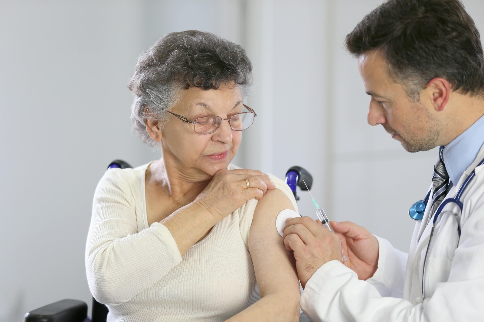 El virus de la influenza, el SARS-CoV-2 (causante del COVID-19) y el virus respiratorio sincitial son causas de una morbilidad y potencial mortalidad entre los adultos mayores.