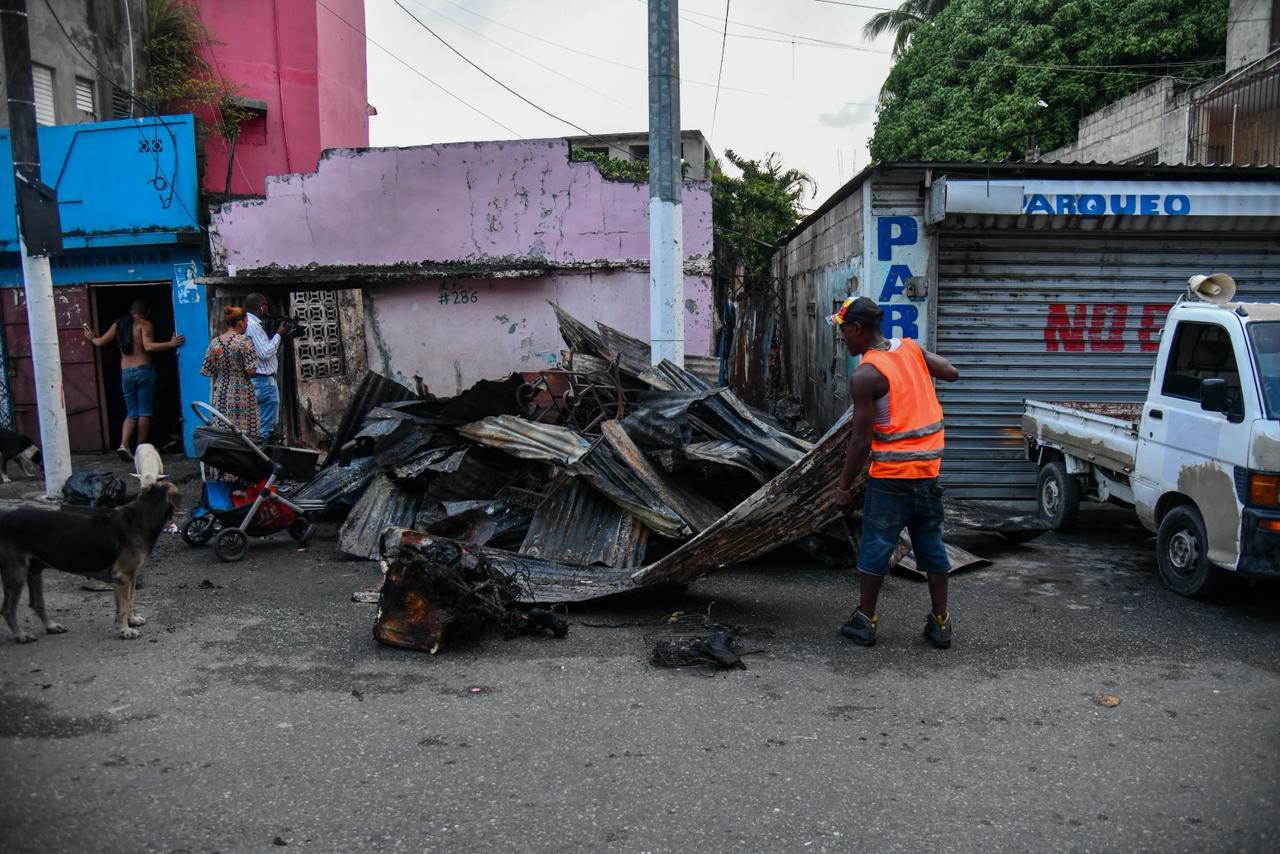 Restos de una de las viviendas afectadas por el incendio en Capotillo