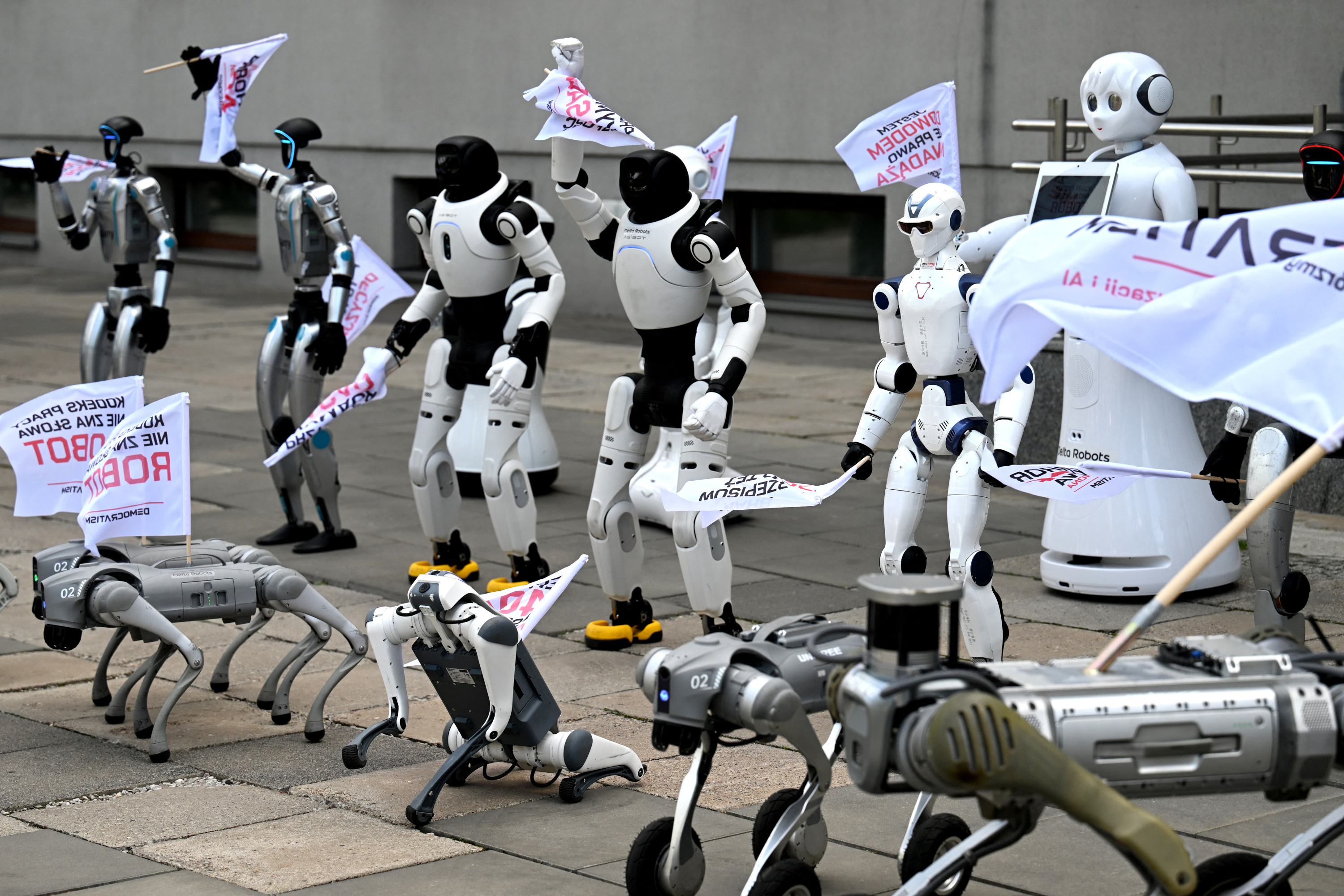 Eobots tomaron las calles de Varsovia para reclamar que Polonia regule la Inteligencia Artificial