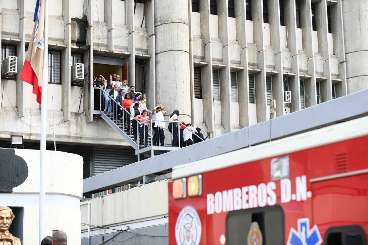 Evacuación en el Edificio Juan pablo Duarte