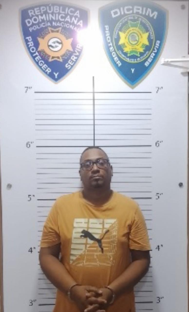 El detenido es Luis Miguel Santiago Guzmán, de 40 años, contra quien fue emitida la orden de arresto No. 2026-AJ0079422.