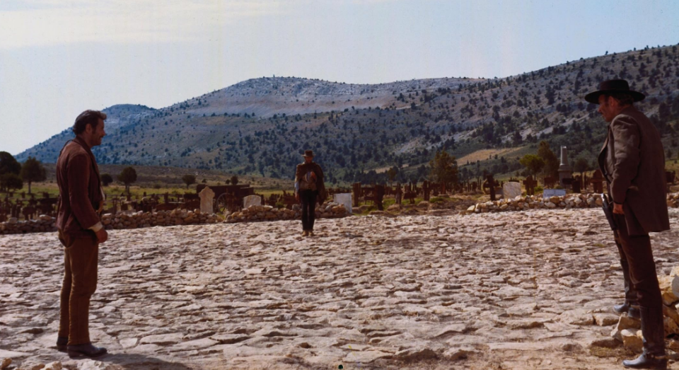 La traducción al español es: El bueno, el feo y el malo, con personajes interpretados por Clint Eastwood, Eli Wallach y Lee Van Cleef.