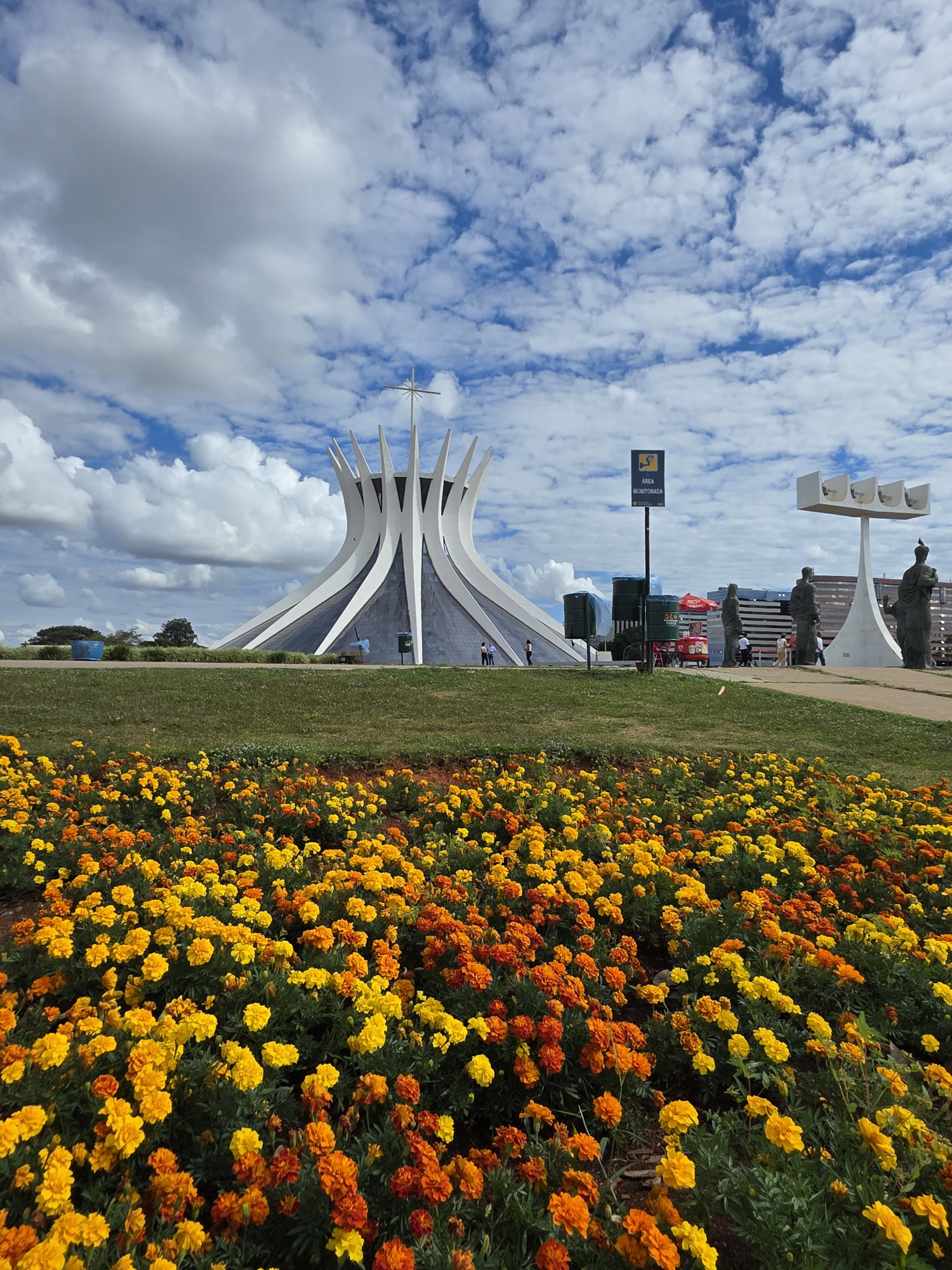 Se piensa en Sao Paulo y Río de Janeiro, uno que otro turista piensa en Brasilia, la capital, y otros viajan a Salvador de Bahía, la primera capital brasileña con profundas huellas africanas.