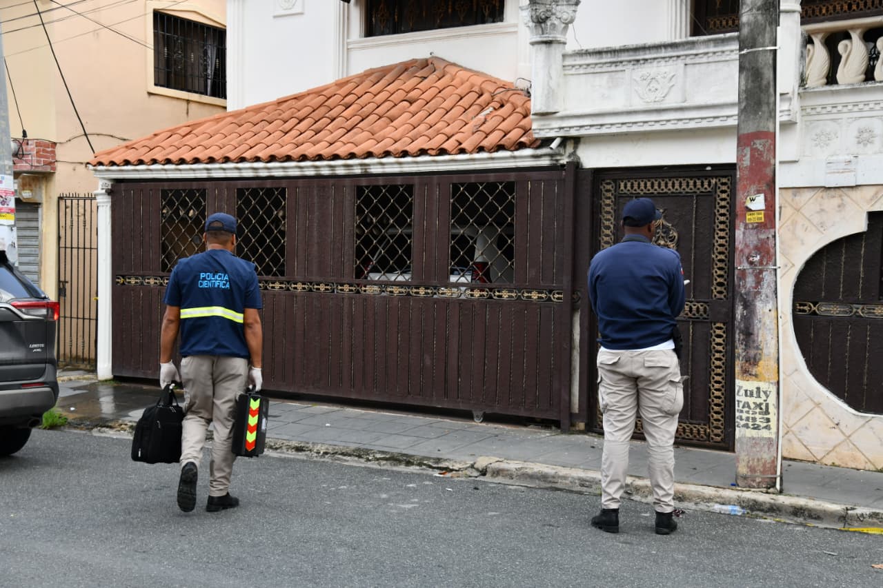 Mientras la Policía Científica y la División de Investigación de Homicidios de la Policía Nacional peinaron la escena del crimen.