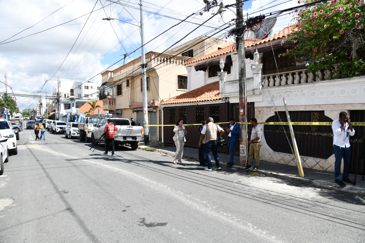 Se observa el movimiento de oficiales de investigación policial mientras recolectan evidencias sobre la tragedia.