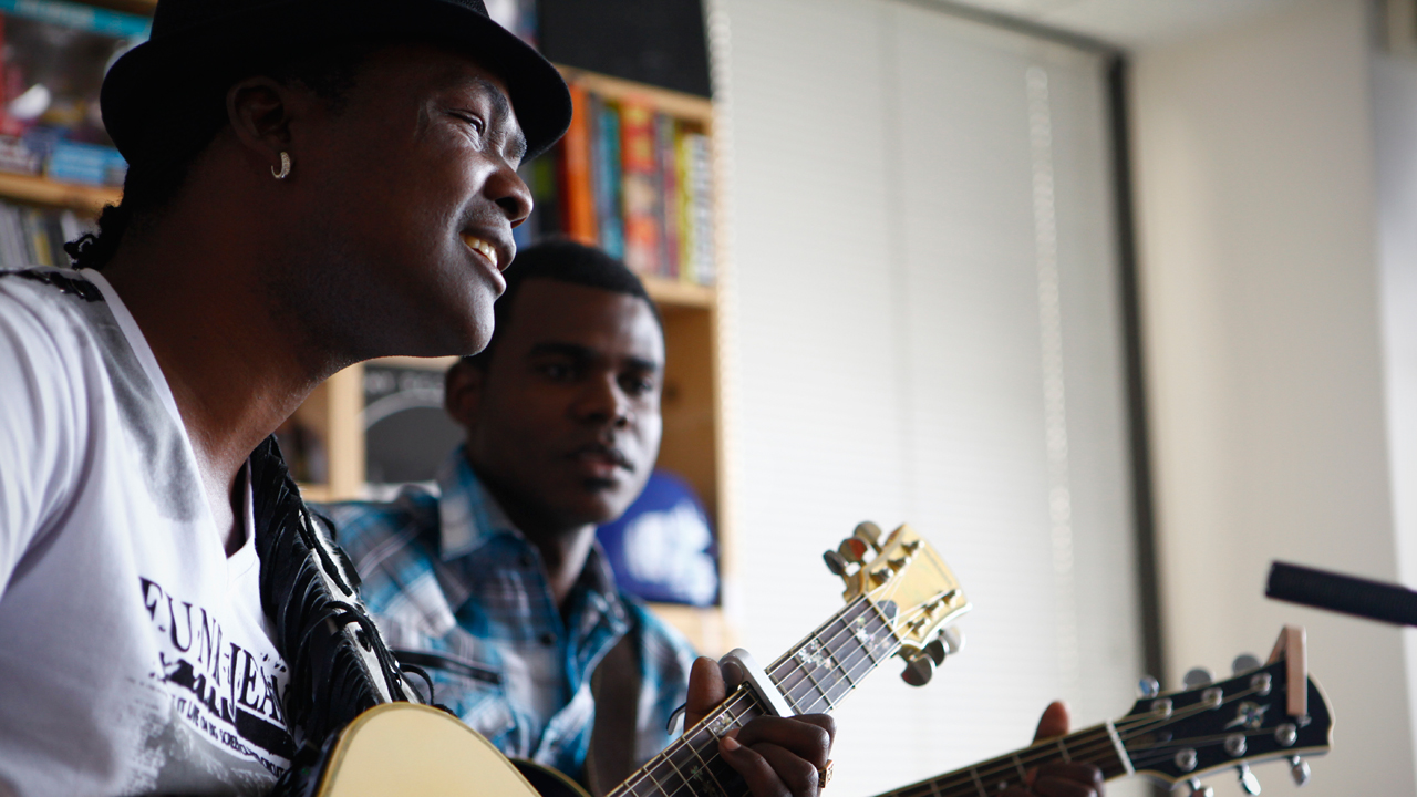Joan Soriano en su sesión de Tiny Desk.