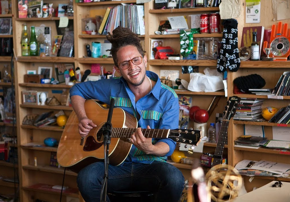 Vicente García en su sesión de Tiny Desk (2018).