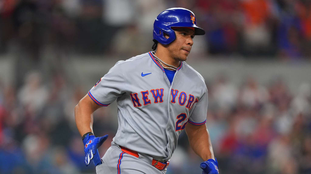 El dominicano Juan Soto recorre las bases luego de disparar un jonrón de dos vueltas en el choque que los Mets se impusieron a los Vigilantes.