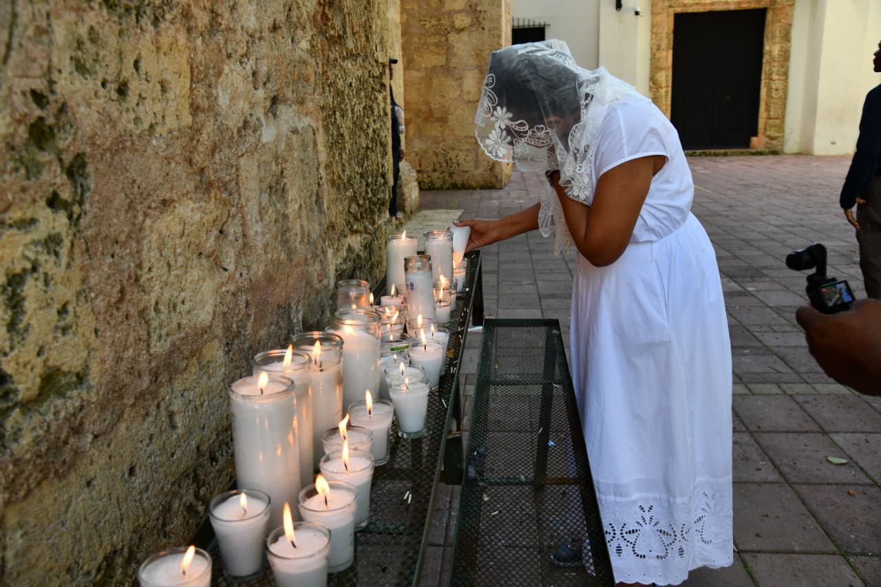 Feligreses rindiendo tributo a la Virgen de las Mercedes