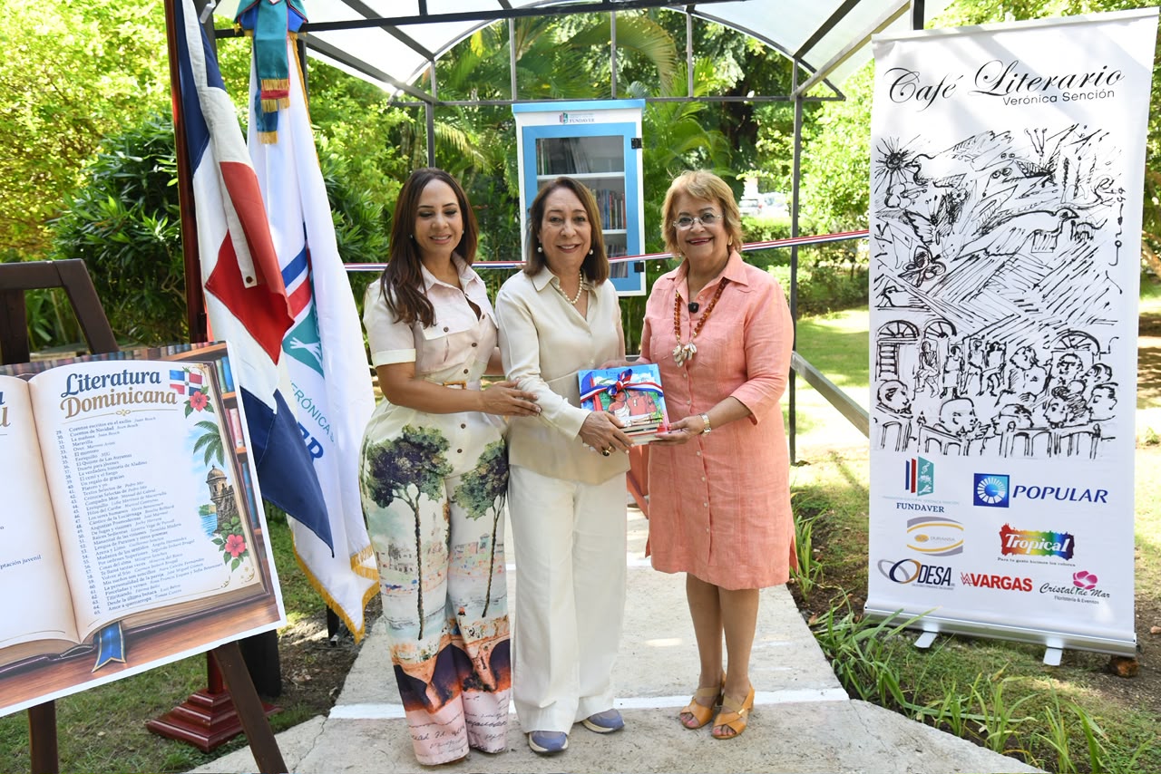 La presidenta del Consejo de Administración del Condominio El Embajador, Karen Ricardo; la escritora Lidia Martínez de Macarrulla y la presidenta de la Fundación Cultural Verónica Sención (Fundaver), Verónica Sención.
