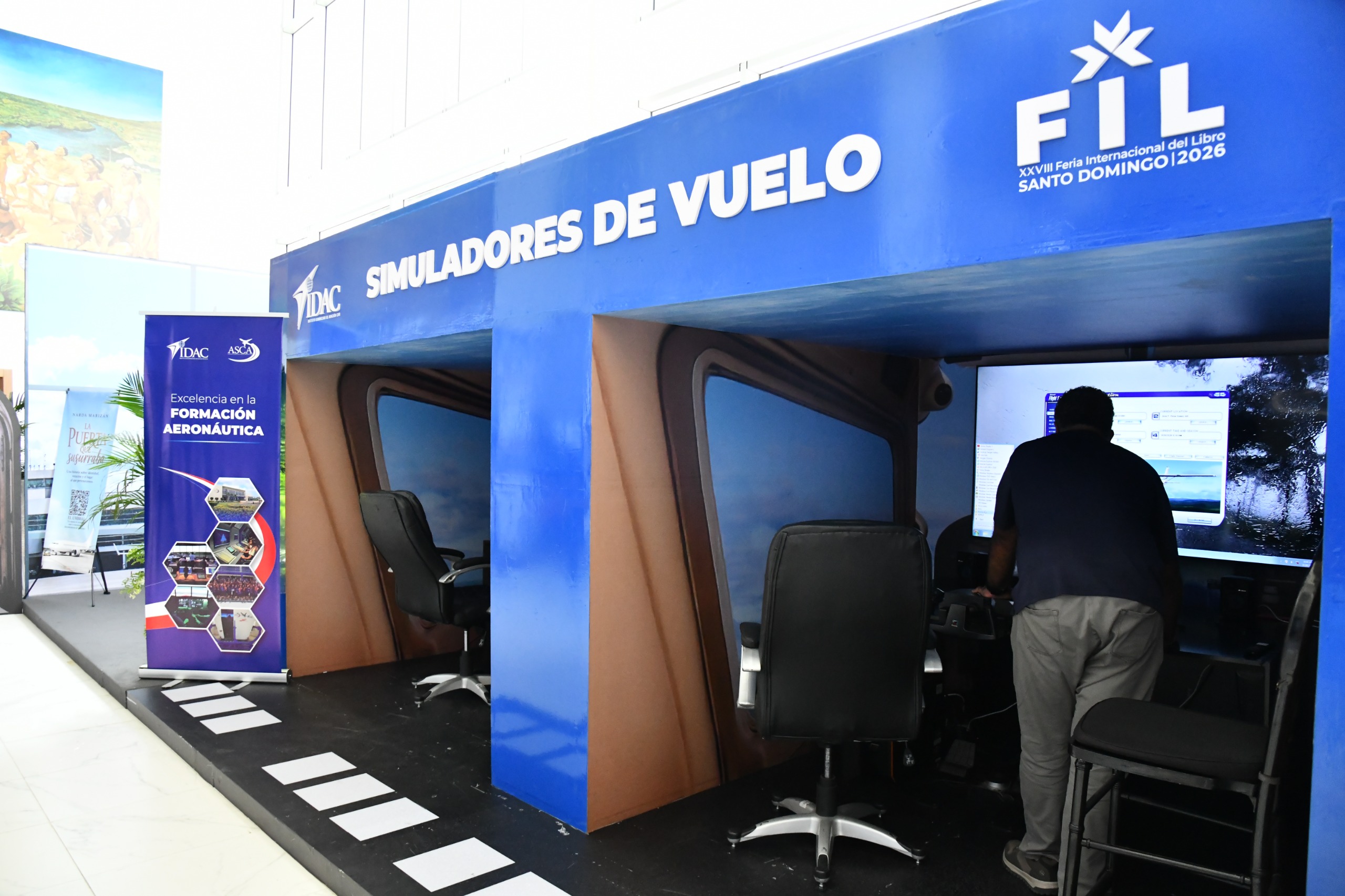 El Instituto Dominicano de Aviación Civil (IDAC) exhibe en la Feria Internacional del Libro 2026 dos simuladores de vuelo.