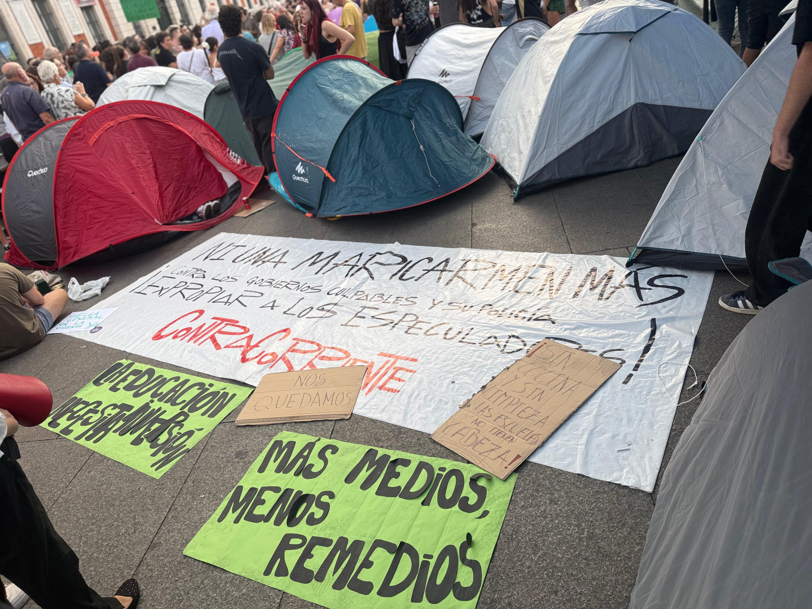 Decenas de personas acampan en la puerta de Sol, en el centro de Madrid, por la crisis de la vivienda que afecta a España