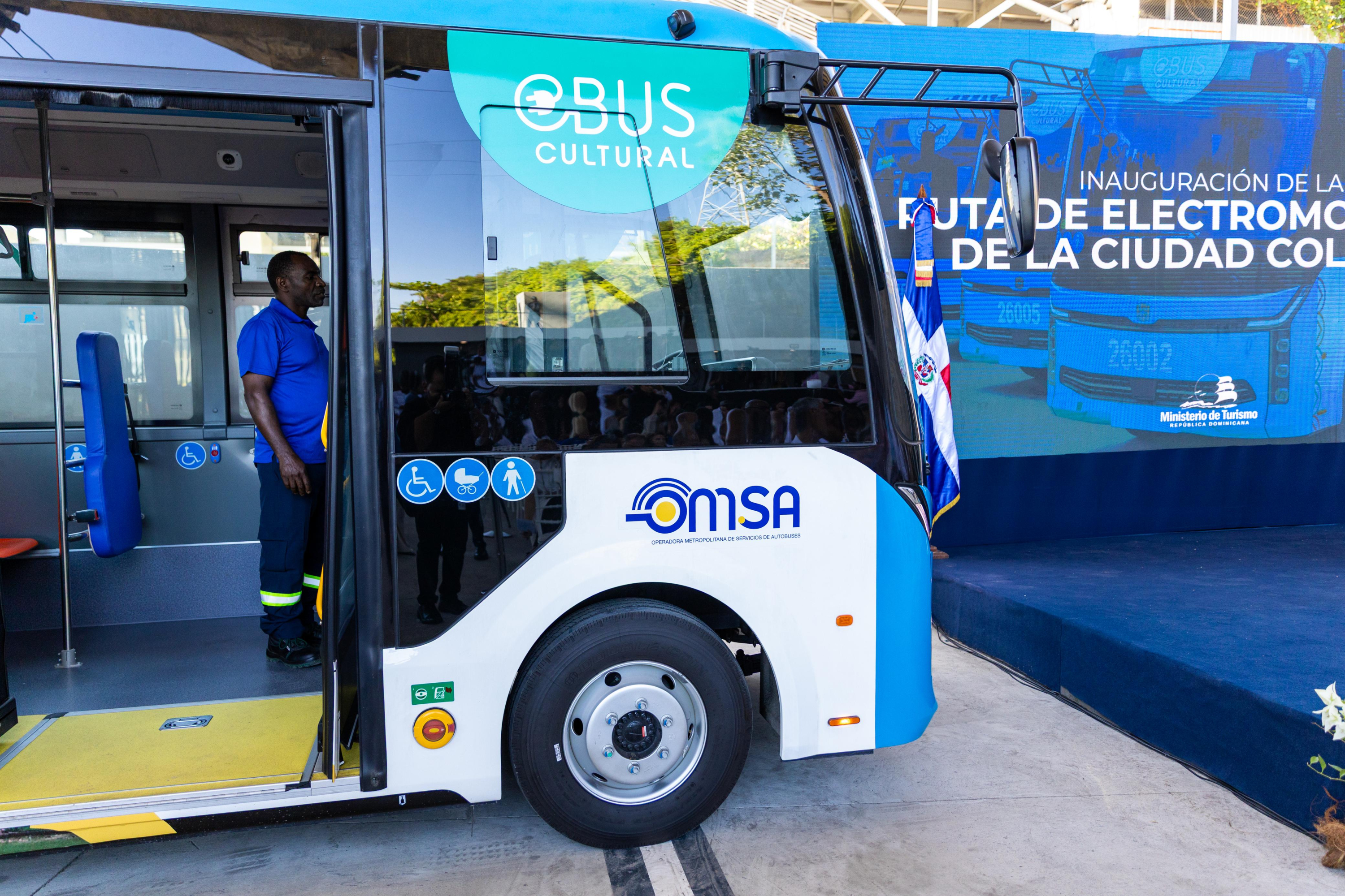 La Ciudad Colonial estrenó una nueva "ruta de electromovilidad con autobuses eléctricos.