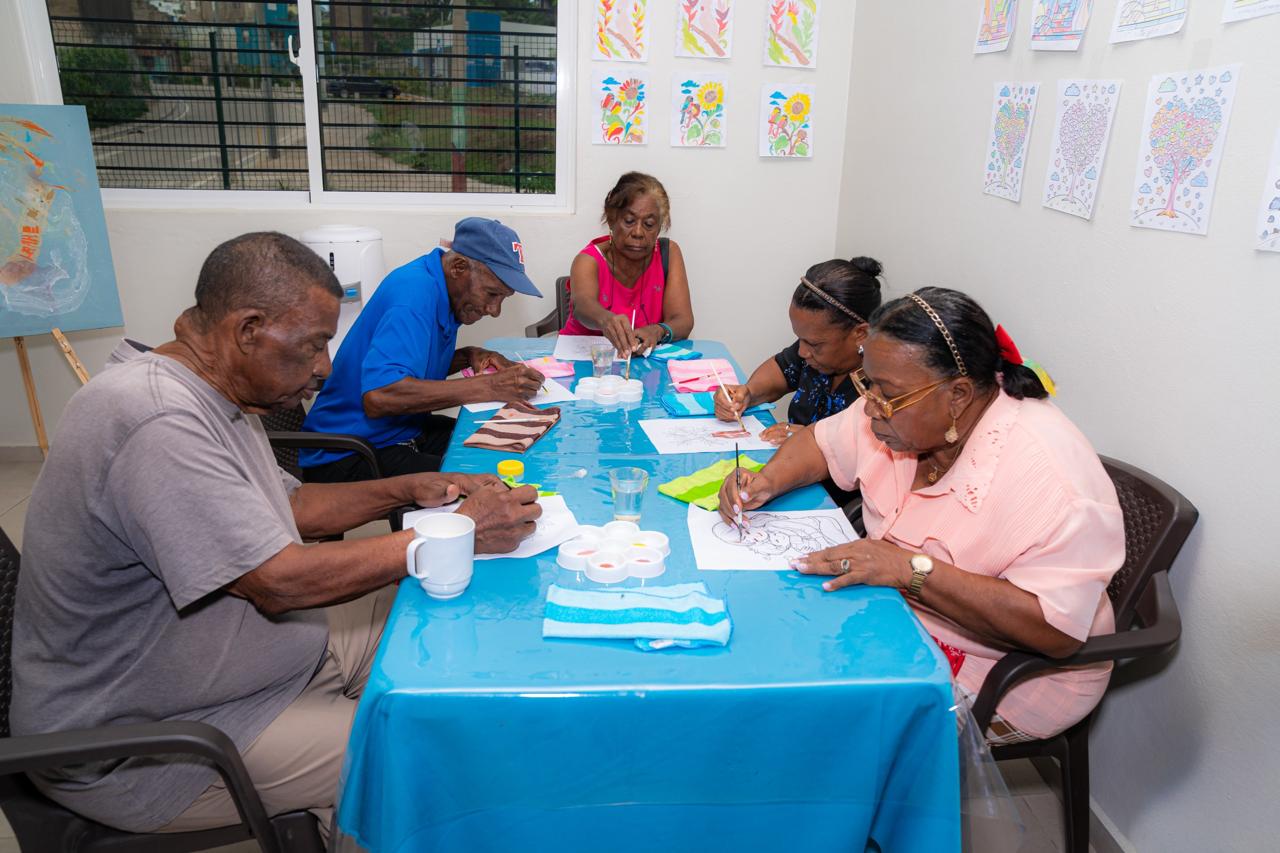 Adultos mayores durante una capacitación en este Hogar de Día de Conape.