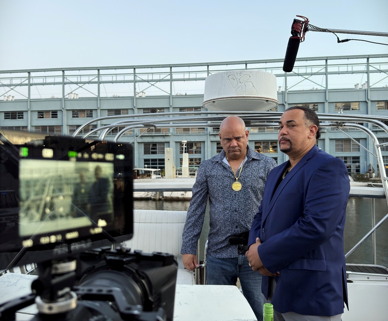 La serie n “Influencer y Narco”, producida por su propia casa productora, Viulevel LLC, y filmada en su totalidad en la ciudad de Filadelfia, aborda una historia cruda y de gran relevancia actual que refleja la realidad y las decisiones complejas a las que se enfrentan muchas personas en la sociedad contemporánea.