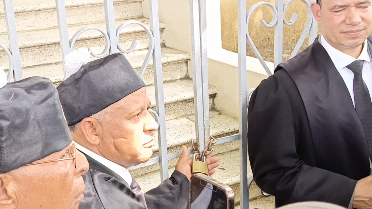 "Las puertas de mi casa están cerradas"; abogados exigen elección en el CARD