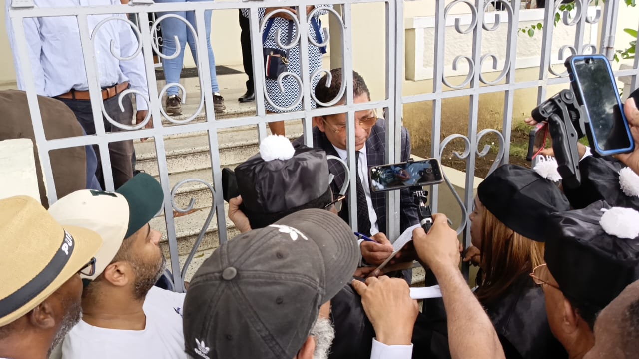 "Las puertas de mi casa están cerradas"; abogados exigen elección en el CARD