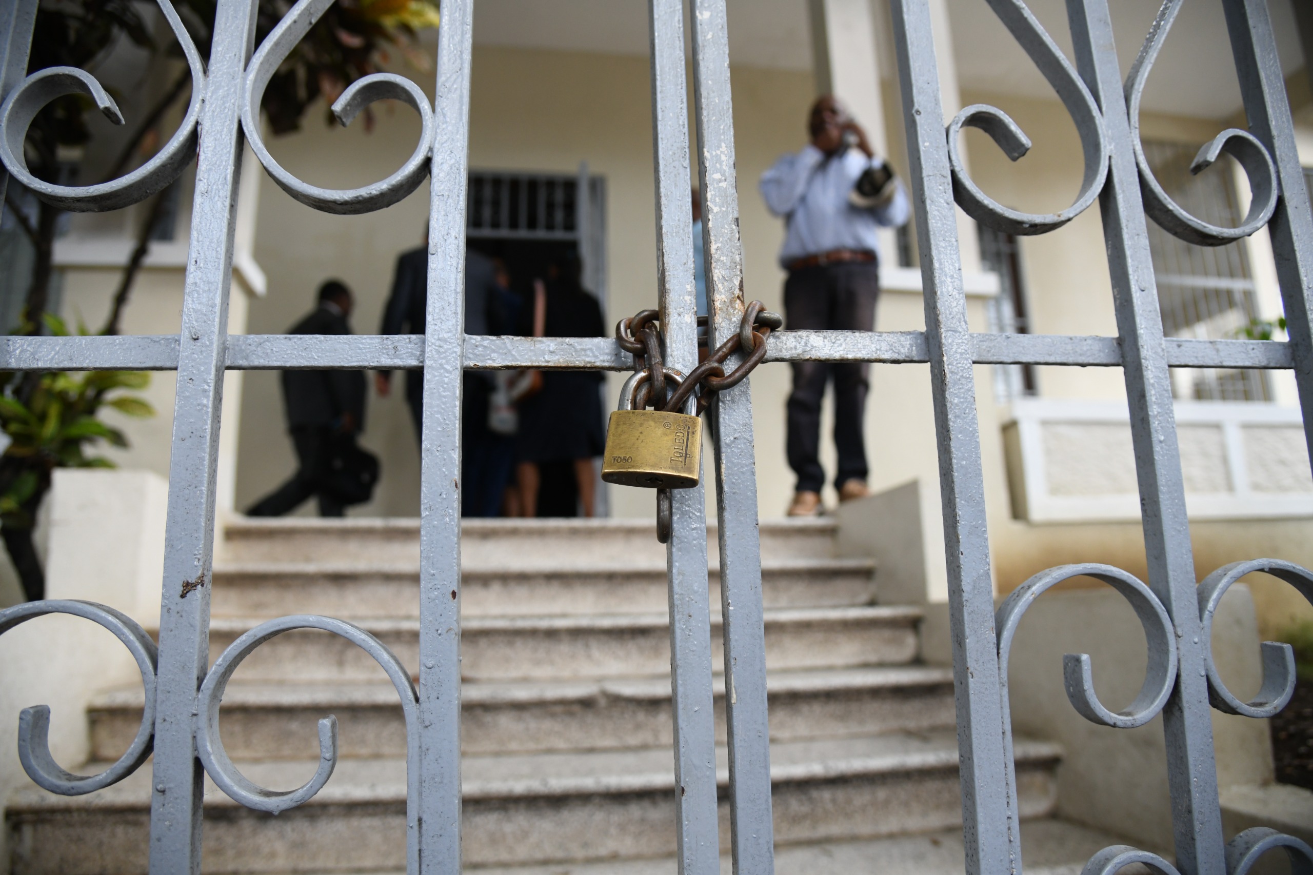 "Las puertas de mi casa están cerradas"; abogados exigen elección en el CARD