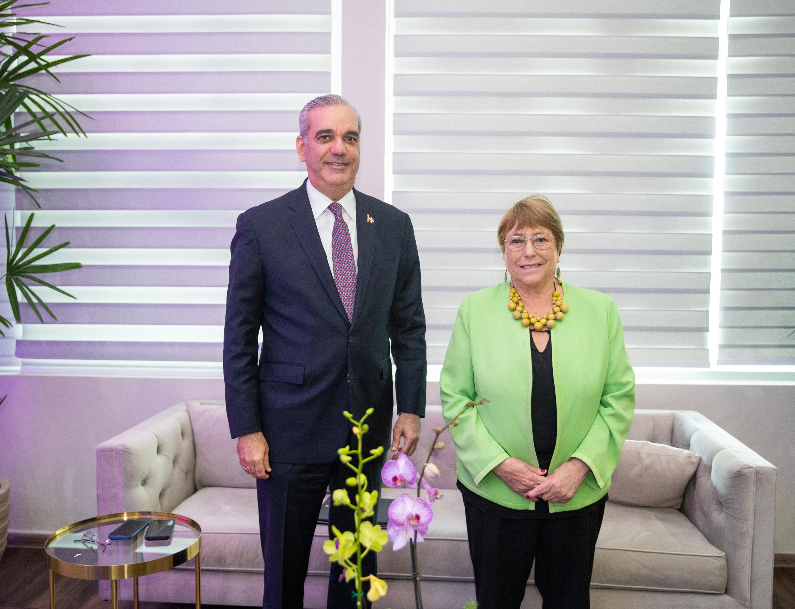 Luis Abinader y Michelle Bachelet