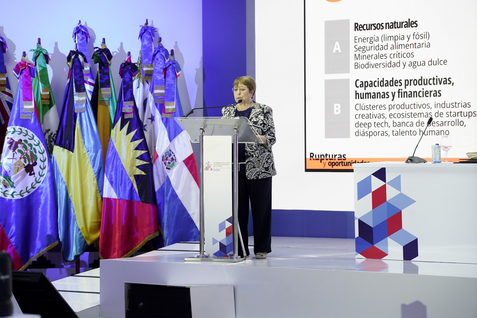 Mcihelle Bachelet durante presentación acerca de, “Rupturas y oportunidades: propuestas para que América Latina y el Caribe prospere en la nueva era geopolítica”.