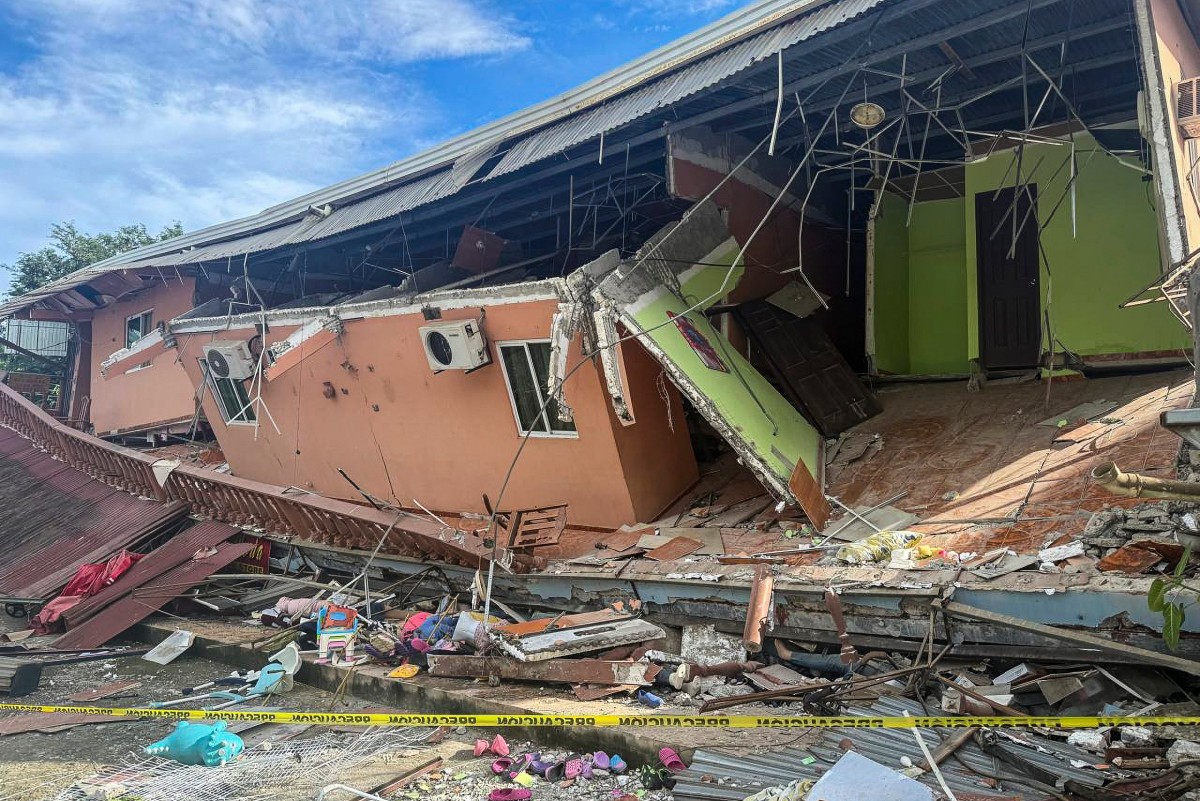 Esta imagen muestra una casa derrumbada en Tonosi, situada a unos 340 km al suroeste de la Ciudad de Panamá, el 10 de octubre de 2026, tras un potente terremoto de magnitud 7,7,