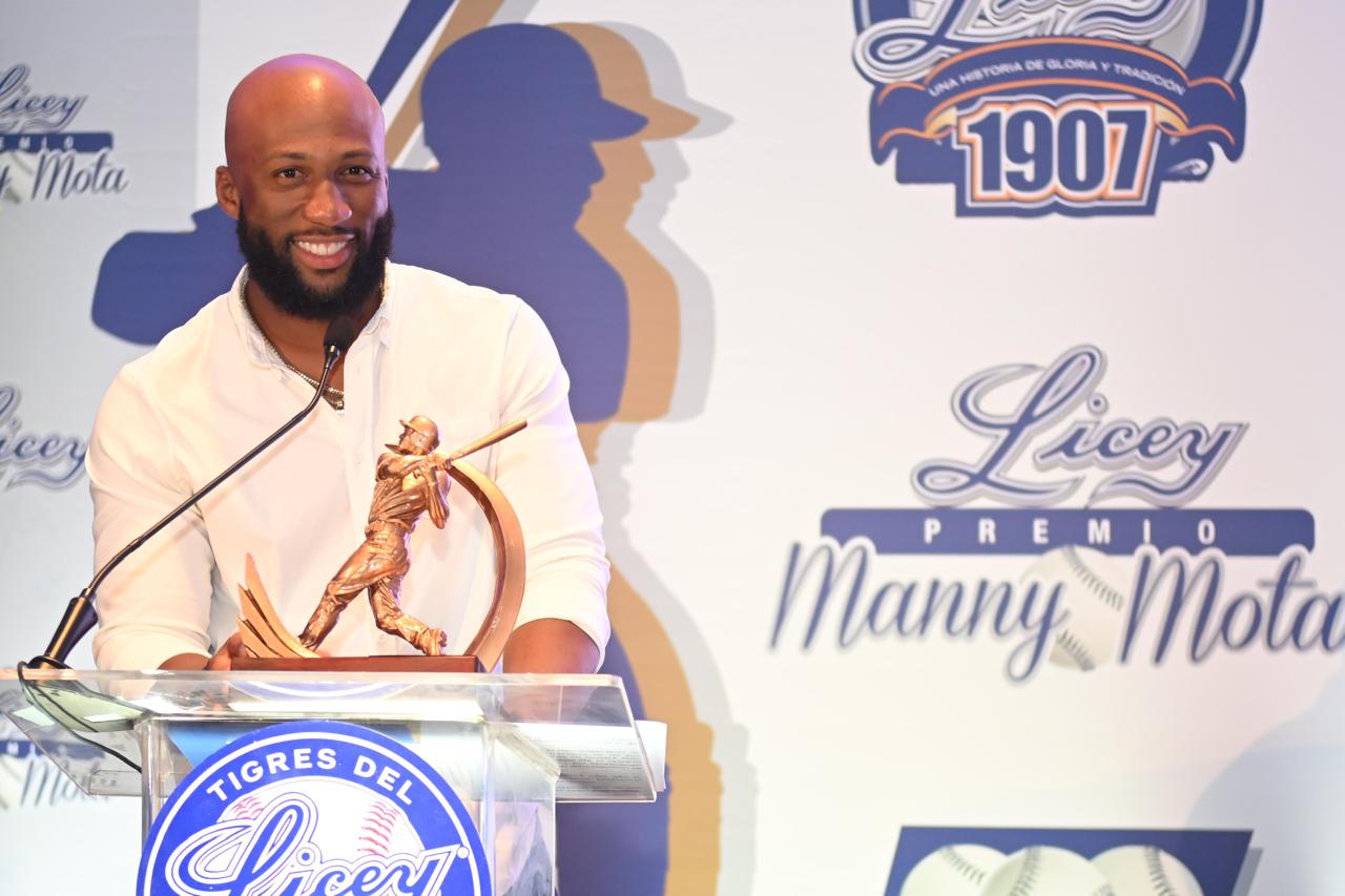 Mel Rojas Jr. recibe el primer Premio Manny Mota