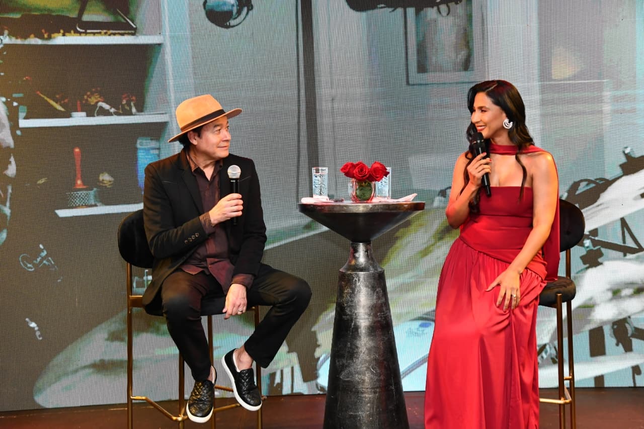 Enrique Martínez y Nathalie Peña-Comas durante la presentación de la producción musical “Quinto elemento: Tierra”, la noche del martes 13 de octubre de 2026 en el bar Juan Lockward.