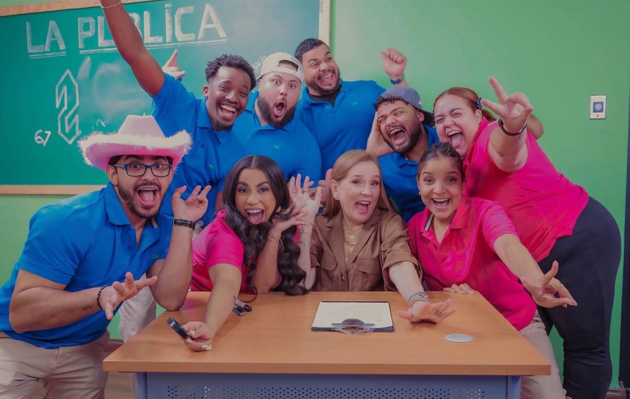 El elenco de La Pública junto a la comunicadora Jatnna Tavarez
