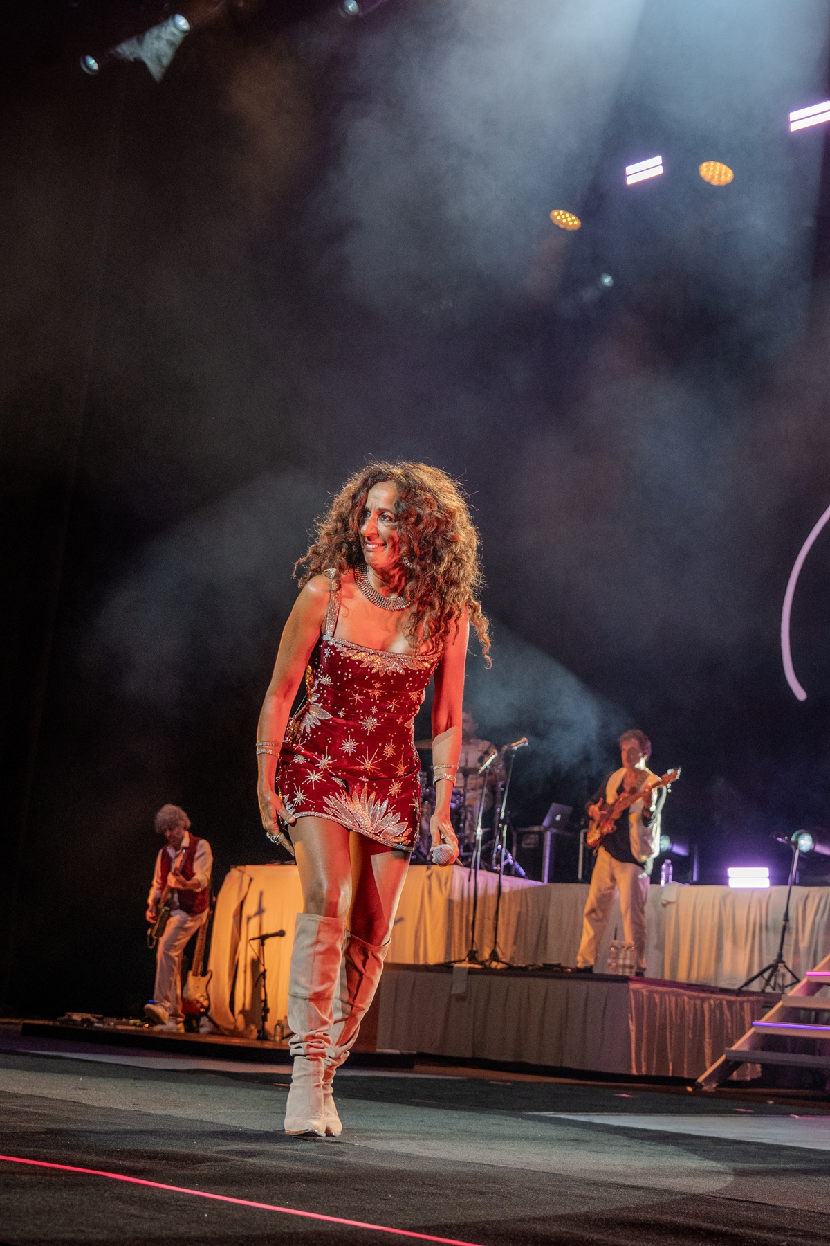Rosario Flores en el Teatro Nacional rindió un homenaje a sus raíces musicales fusionando de manera enérgica ritmos tradicionales como el flamenco y la rumba con sonidos contemporáneos como el pop y el funk.
