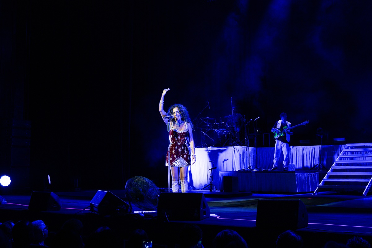 Durante el concierto, Rosario Flores revive canciones emblemáticas de su carrera.