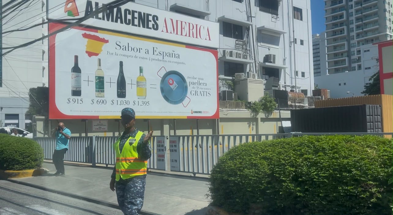La colaboración de agentes de la Dirección General de Seguridad de Tránsito y Transporte Terrestre (Digesett), quienes ayudan a controlar la circulación durante las horas de depacho.