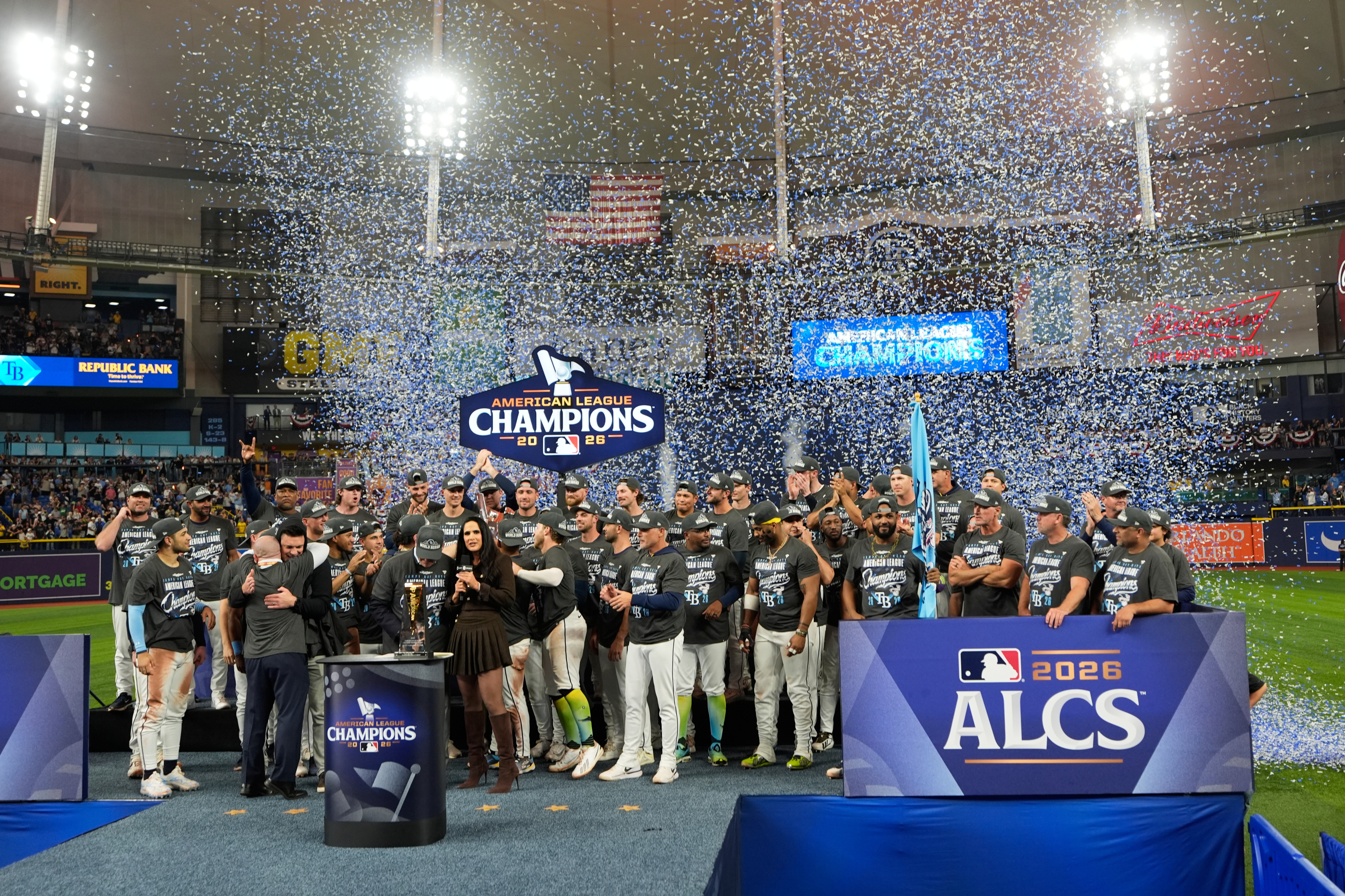 Jugadores y cuerpo técnico de los Rays de Tampa Bay celebran tras ganar el juego 6 de la Serie de Campeonato ante los Guardianes de Cleveland para alcanzar la Serie Mundial el lunes 19 de octubre del 2026
