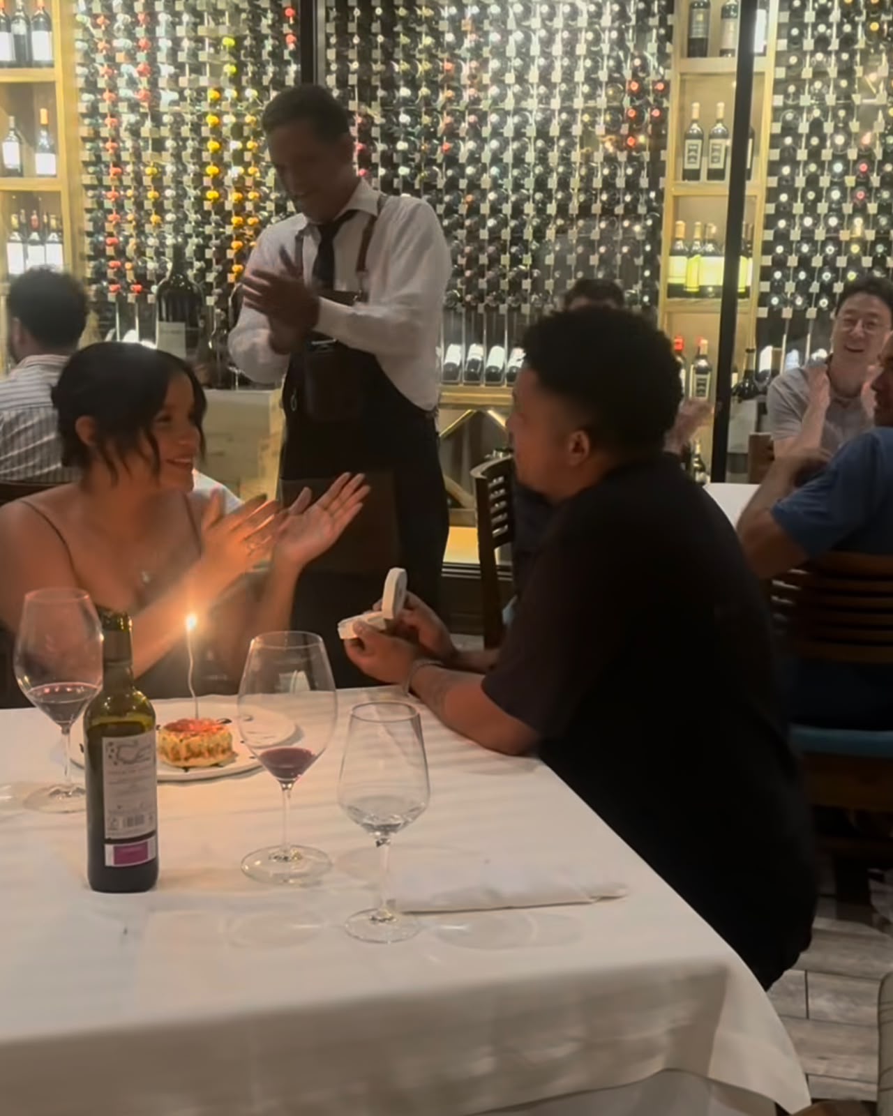 Jaxel Custodio le propuso matrimonio a la psicóloga Cristina Suárez.